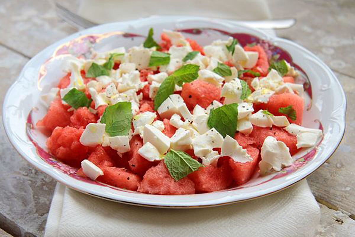Dieser Wassermelonensalat lässt Sie Salat und Tomaten vergessen (und Sie brauchen nur wenige Zutaten)