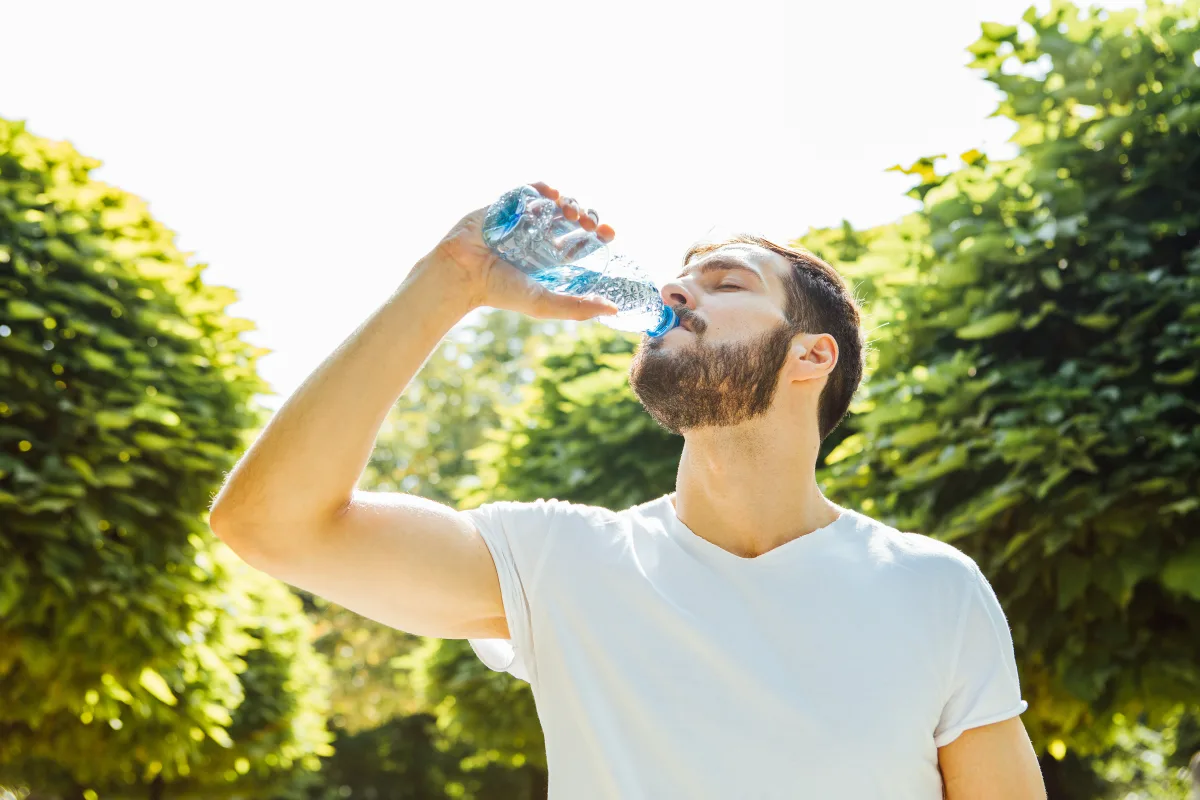 Wie viel Wasser sollte man an sehr heißen Tagen trinken: Empfehlungen von Experten