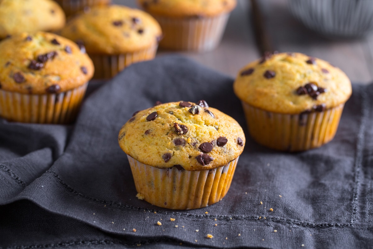 Joghurtkuchen und Schokolade ohne Mehl oder Zucker: locker und reichhaltig, ideal für den nächsten Snack