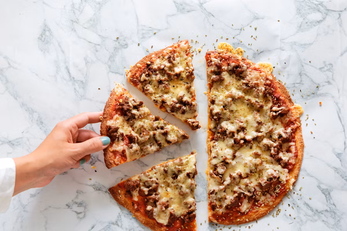 Wie man Pizza ohne Mehl macht: ein leichtes, gesundes und ideales Rezept für den kleinen Hunger, ohne die Diät zu brechen
