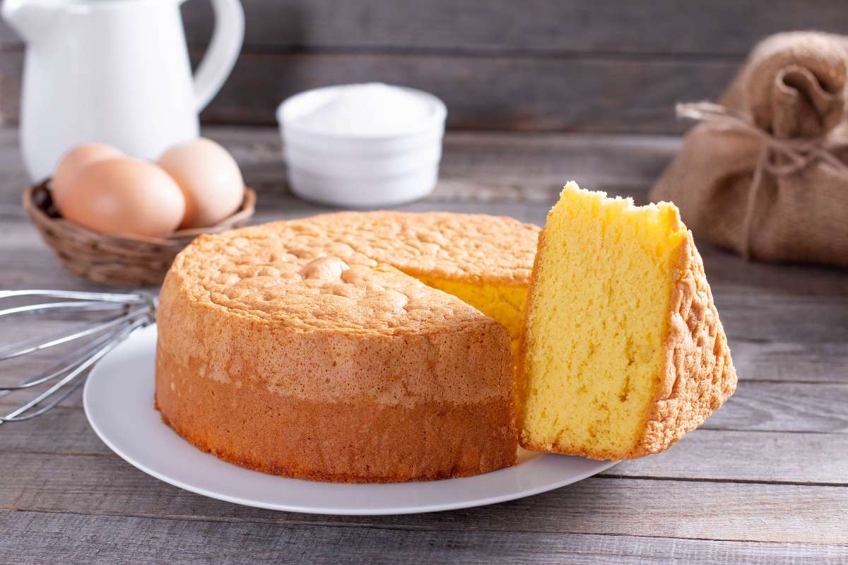Wie man einen luftigen Biskuitkuchen mit nur 3 Zutaten und ohne viel Aufwand backt