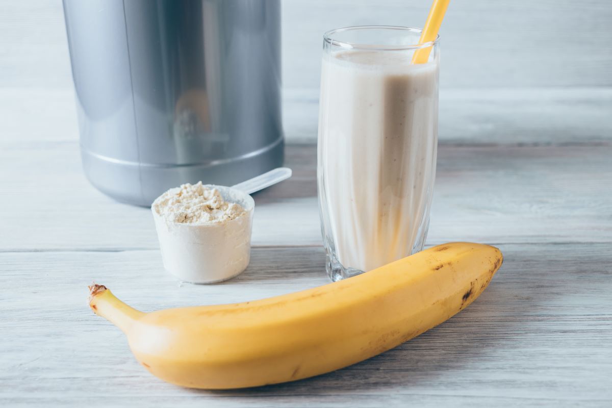 Wie man eine Proteinmischung mit Hafer und Kakao zubereitet, um Muskelmasse aufzubauen und stärker zu werden