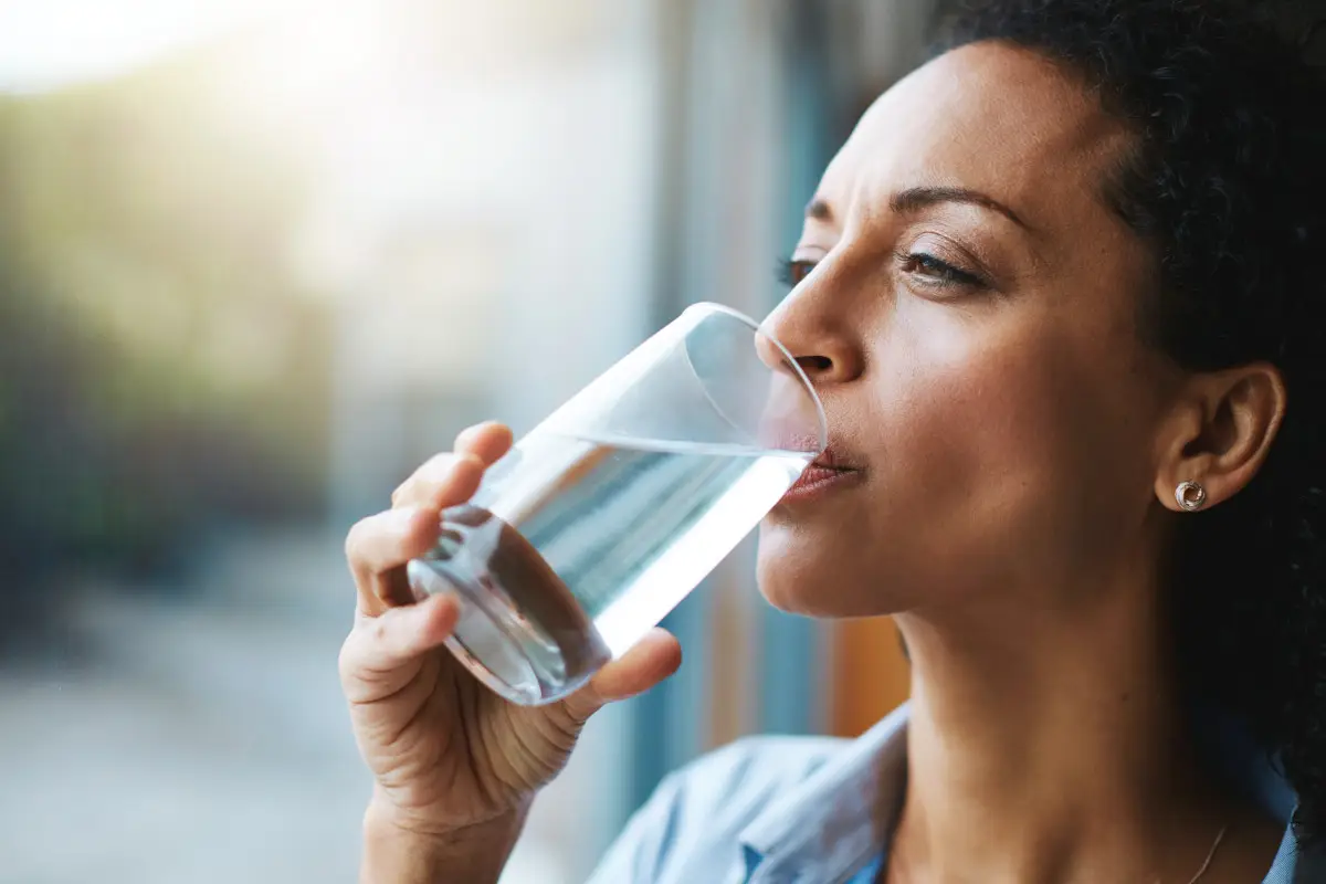 Wie viel Wasser sollte man an sehr heißen Tagen trinken: Empfehlungen von Experten