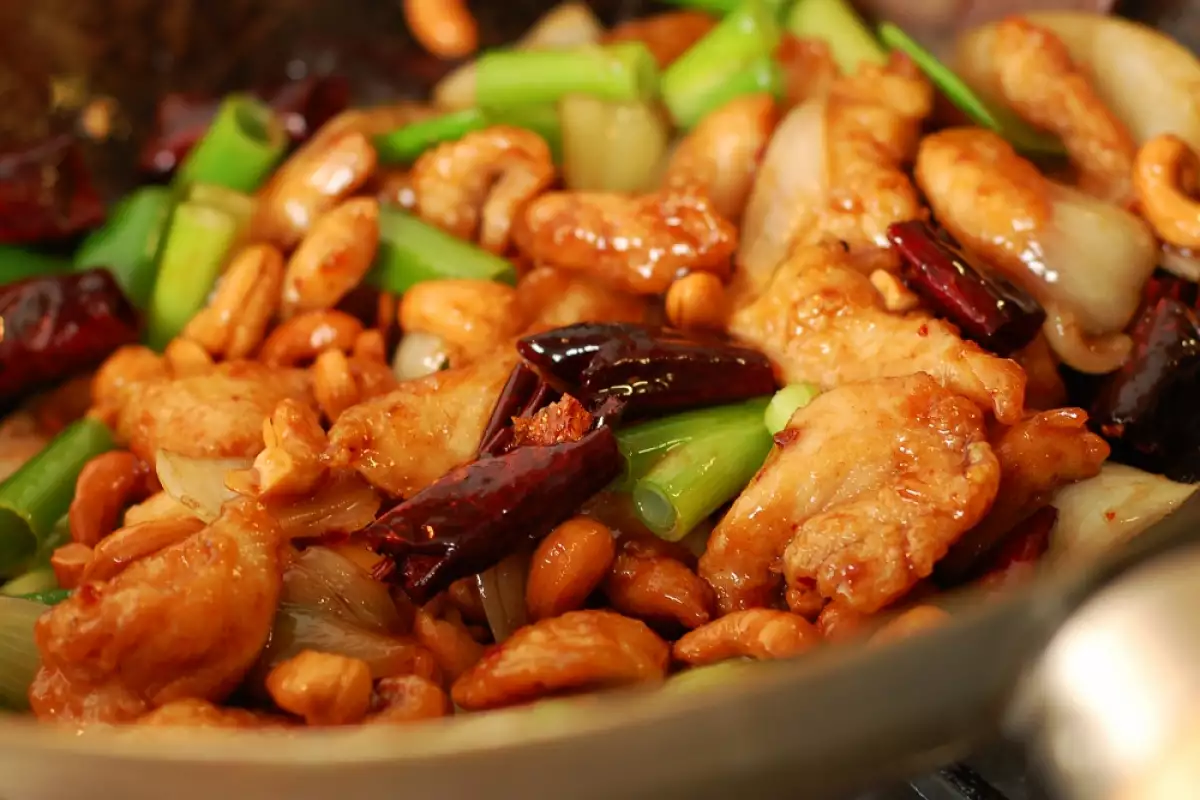 Hühnchen schmeckt wie chinesisches Essen zum Mitnehmen, wenn Sie 2 einfache Zutaten hinzufügen