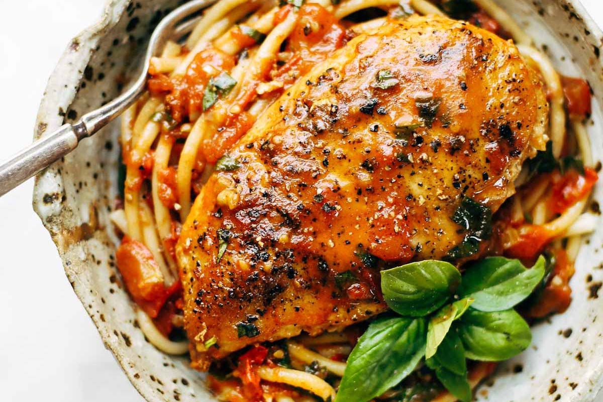 Wenn Sie ein leichtes, gesundes Abendessen möchten, bereiten Sie dieses Hähnchen mit Pesto und Zitrone zu, das reich an Proteinen und kohlenhydratarm ist