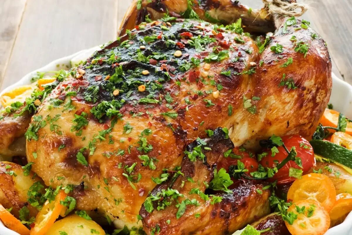 Wenn Sie ein leichtes, gesundes Abendessen möchten, bereiten Sie dieses Hähnchen mit Pesto und Zitrone zu, das reich an Proteinen und kohlenhydratarm ist