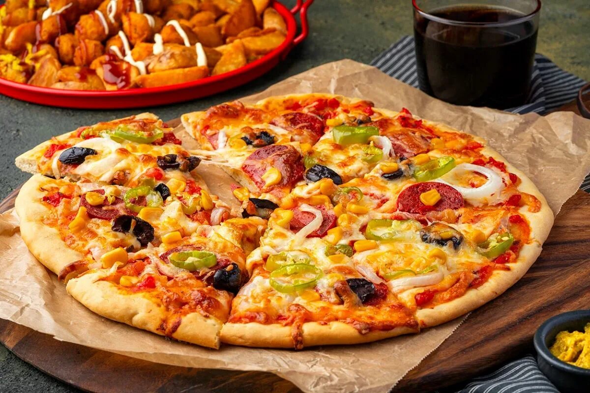Hausgemachte Pizza aus 1 kg Mehl: Rezept für einen leckeren Teig aus 5 Zutaten, der für eine ganze Armee reicht