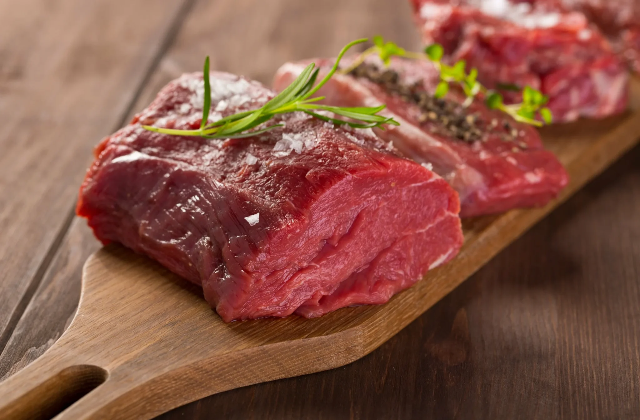 Dieses Fleisch ist gesünder und schmackhafter als Truthahn, aber wir kaufen es selten. Die Frikadellen daraus sind sehr lecker.