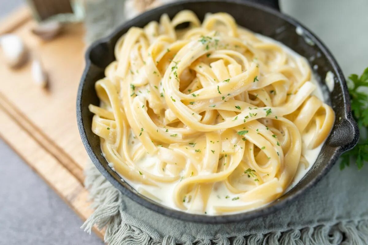 Ich brate Zucchini mit Zwiebeln, Knoblauch und Petersilie an. Am besten schmeckt es mit Nudeln