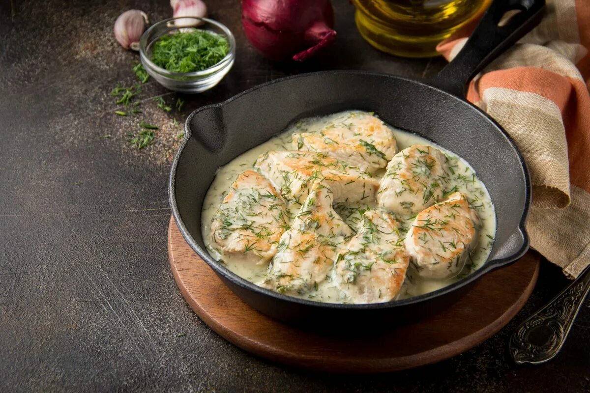 Rezepte für Hähnchenbrust mit Sahne: 7 leckere Möglichkeiten, sie saftig und schmackhaft zuzubereiten
