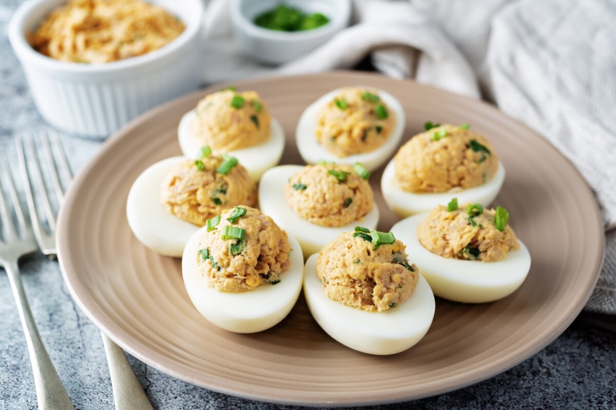 Ohne Mayonnaise: Rezept für leichte, gesunde und proteinreiche gefüllte Eier, ideal für den Sommer
