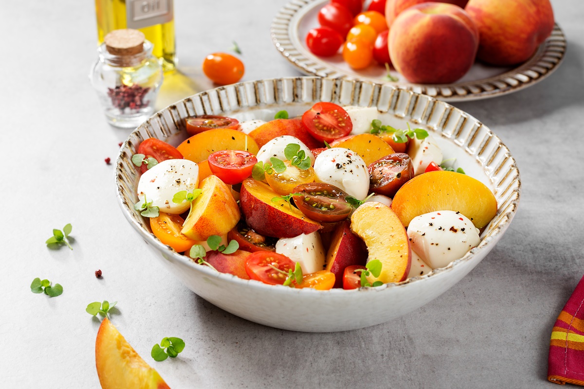 Ein leichter und schneller Salat, den Sie für ein proteinreiches Abendessen im Sommer zubereiten können, ohne Tomaten