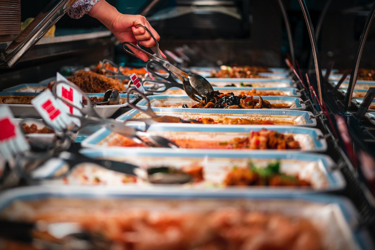 Bevor Sie sich in ein All-inclusive-Restaurant begeben, denken Sie an die Drei-Teller-Regel. Sie funktioniert in jedem Urlaub.