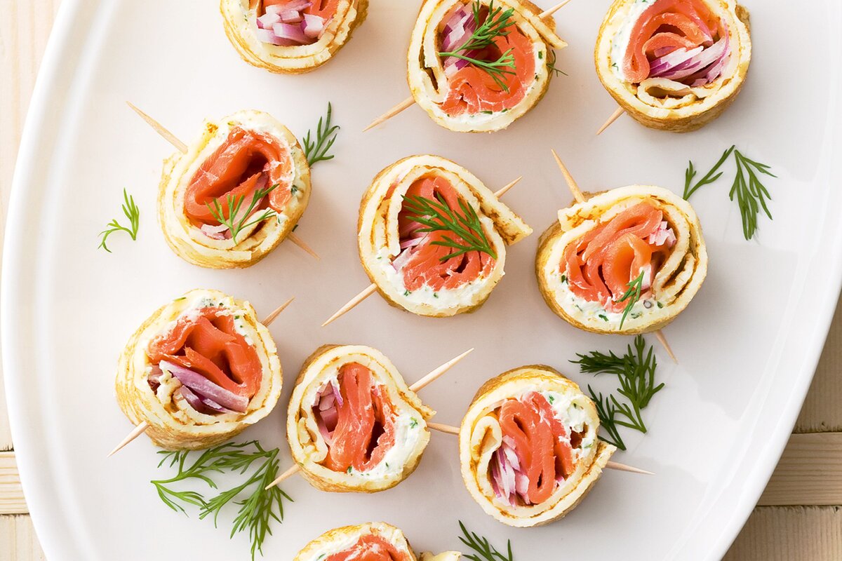 Sie sehen aus wie Sushi, aber ich bereite sie aus Pfannkuchen zu. Die Gäste fragen mich schon nach dem ersten Bissen nach dem Rezept.