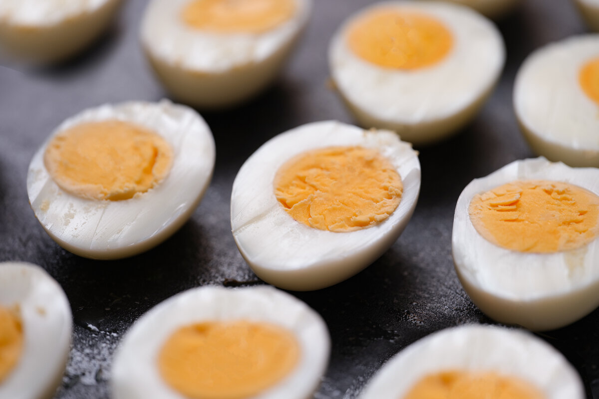 Ohne Mayonnaise: Rezept für leichte, gesunde und proteinreiche gefüllte Eier, ideal für den Sommer