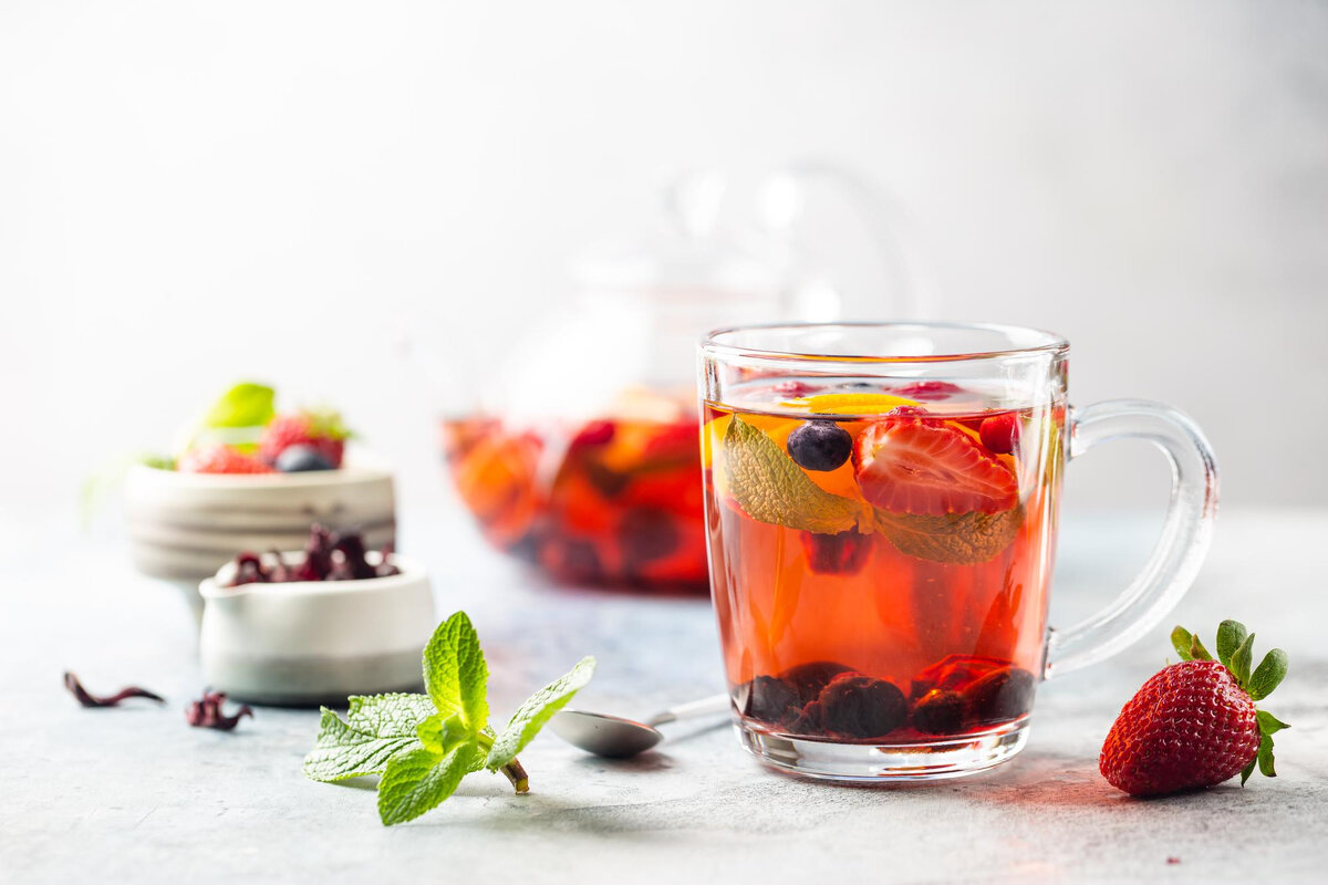 Fünf erfrischende Getränke für den Sommer, die ohne kochendes Wasser und mit viel Obst zubereitet werden