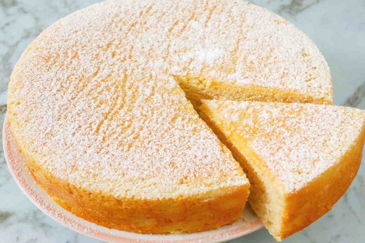 Wie man einen luftigen Biskuitkuchen mit nur 3 Zutaten und ohne viel Aufwand backt
