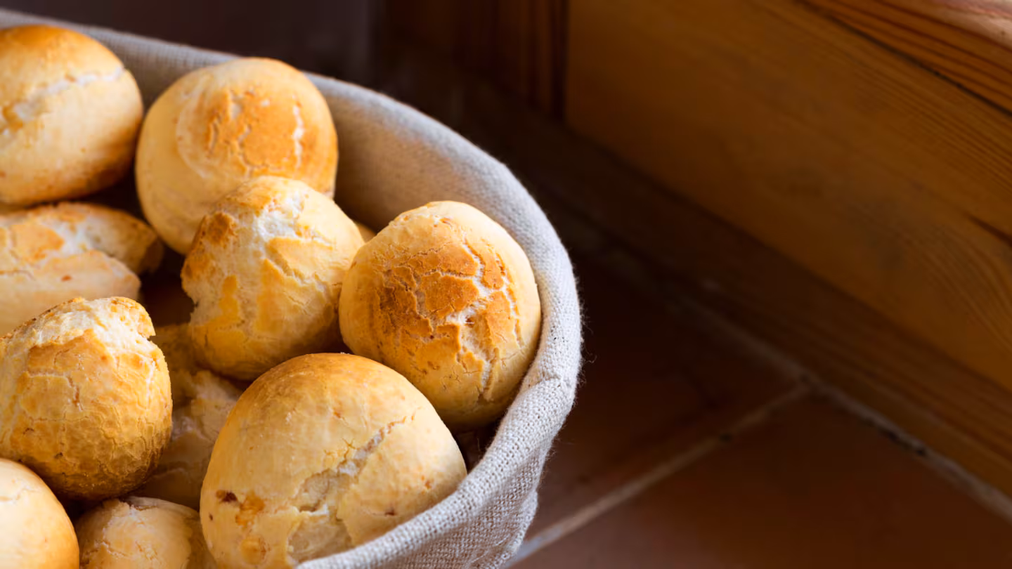Glutenfrei: Rezept für Haferbrötchen, ideal als Snack Ein einfaches Rezept, das Sie zu Hause zubereiten und zu verschiedenen Anlässen genießen können.