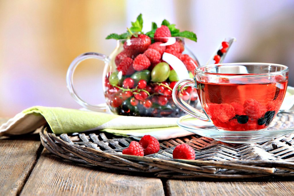 Fünf erfrischende Getränke für den Sommer, die ohne kochendes Wasser und mit viel Obst zubereitet werden