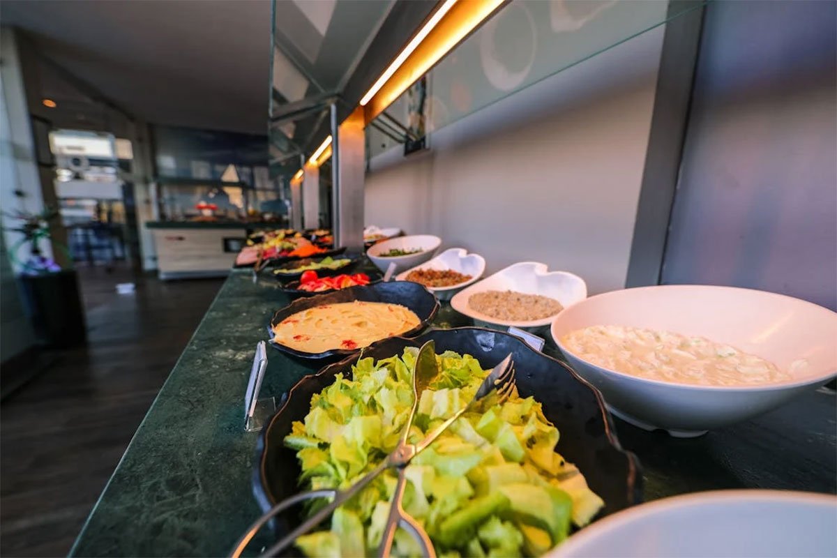 Bevor Sie sich in ein All-inclusive-Restaurant begeben, denken Sie an die Drei-Teller-Regel. Sie funktioniert in jedem Urlaub.
