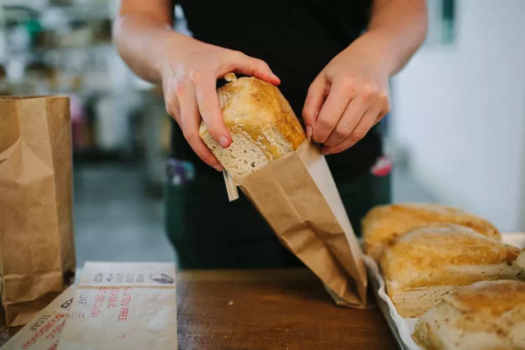 Kein Plastik, kein Stoff: Ein einfacher Trick vom Bäcker, damit Brot mehrere Tage lang frisch bleibt