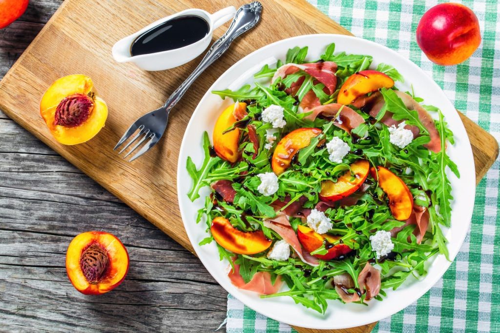 Ein leichter und schneller Salat, den Sie für ein proteinreiches Abendessen im Sommer zubereiten können, ohne Tomaten