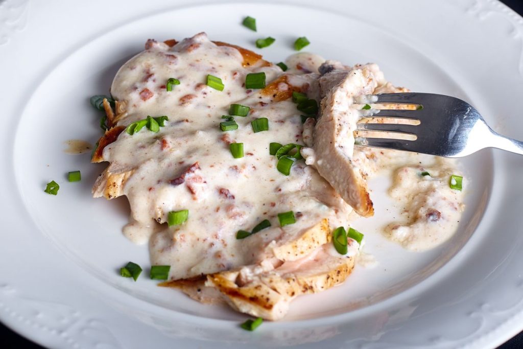 Rezepte für Hähnchenbrust mit Sahne: 7 leckere Möglichkeiten, sie saftig und schmackhaft zuzubereiten