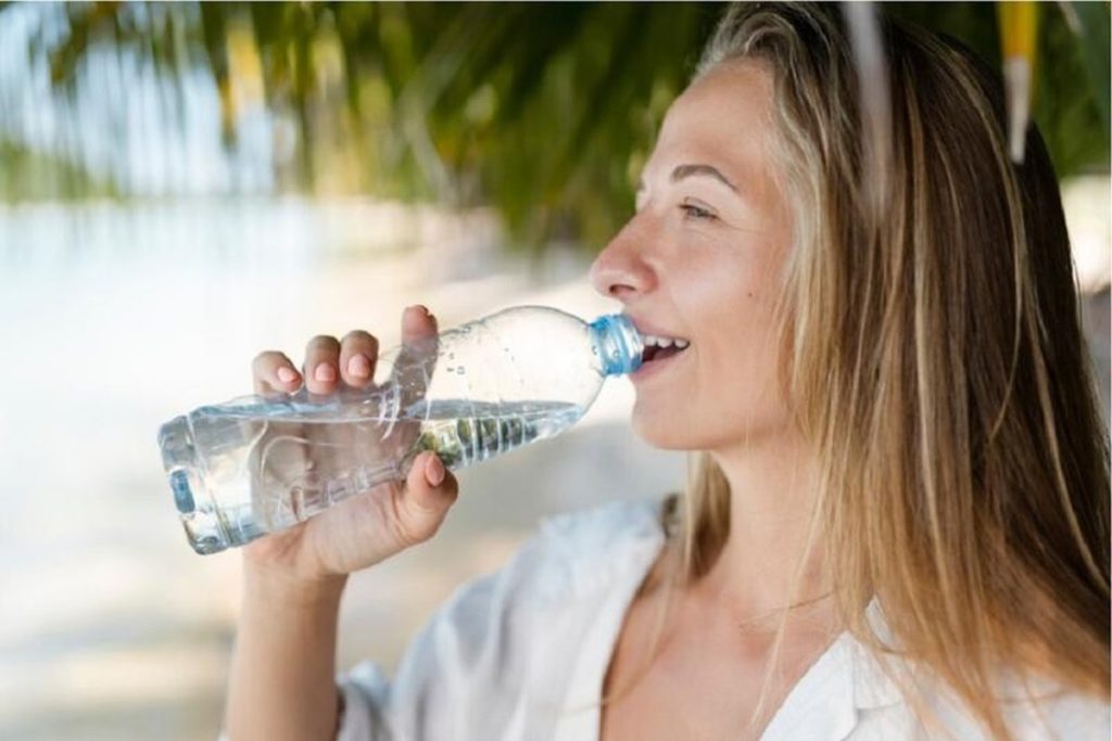 Wie viel Wasser sollte man an sehr heißen Tagen trinken: Empfehlungen von Experten