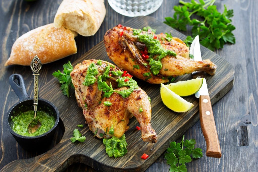 Wenn Sie ein leichtes, gesundes Abendessen möchten, bereiten Sie dieses Hähnchen mit Pesto und Zitrone zu, das reich an Proteinen und kohlenhydratarm ist