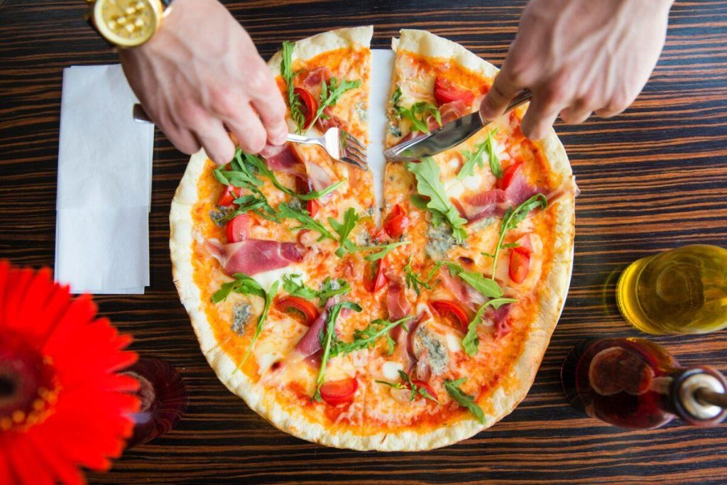 Hausgemachte Pizza aus 1 kg Mehl: Rezept für einen leckeren Teig aus 5 Zutaten, der für eine ganze Armee reicht
