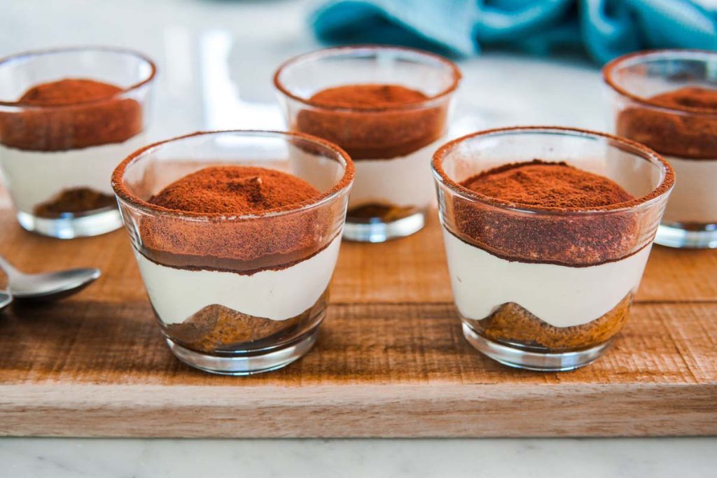 Express-Tiramisu: Rezept mit 4 Zutaten in 5 Minuten Die Zubereitung erfordert nur wenige einfache Schritte: Das Ergebnis sind zwei oder drei recht großzügige Portionen.