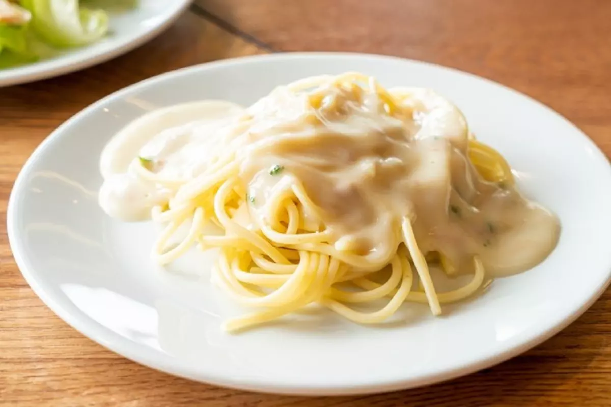 Ich brate Zucchini mit Zwiebeln, Knoblauch und Petersilie an. Am besten schmeckt es mit Nudeln